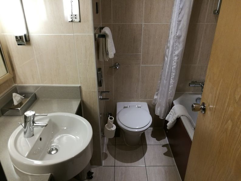park-inn-cardiff-centre-bathroom | Verylvke