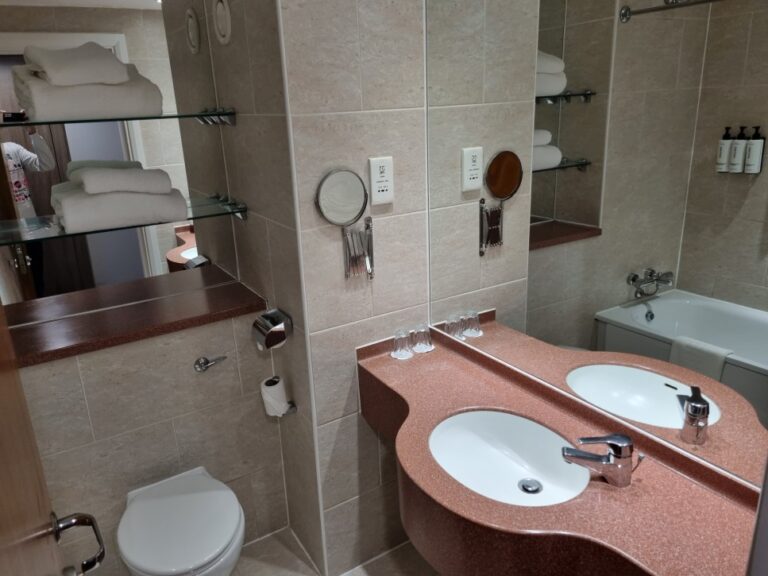 crowneplazaliverpoolbathroom1 Verylvke