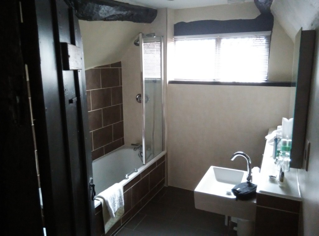 mercure-stratford-upon-avon-bathroom