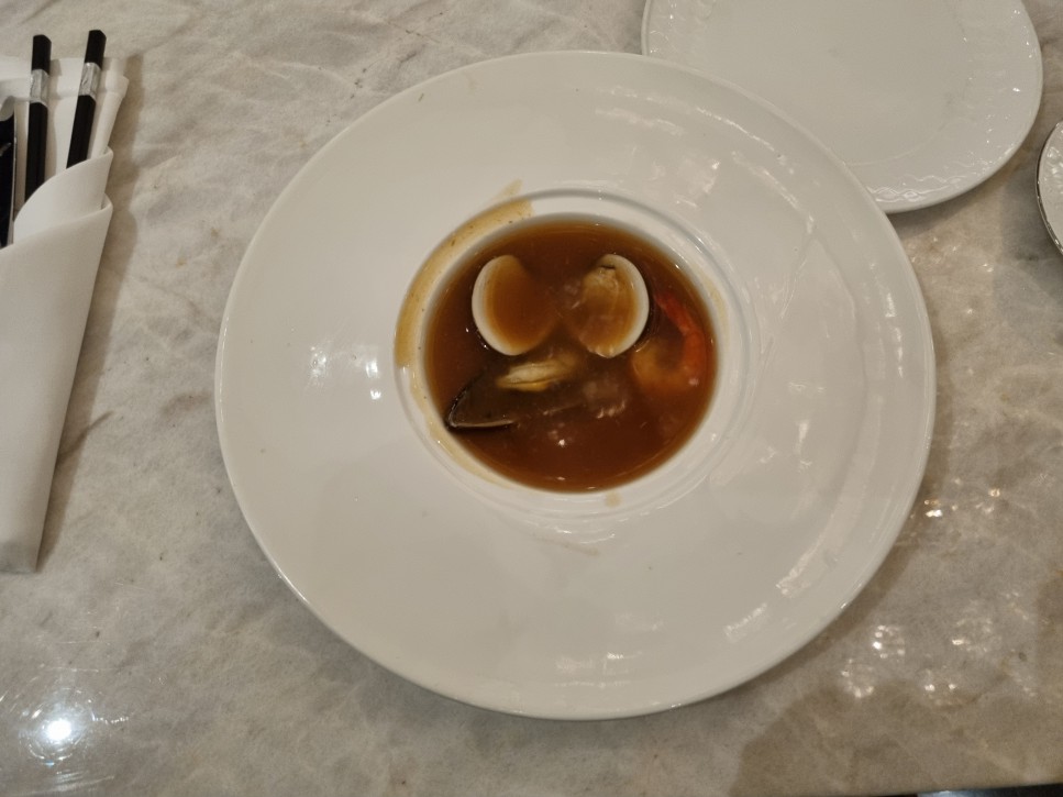 This image has an empty alt attribute; its file name is st-regis-shanghai-jing-an-dinner-italian-soup.jpg
